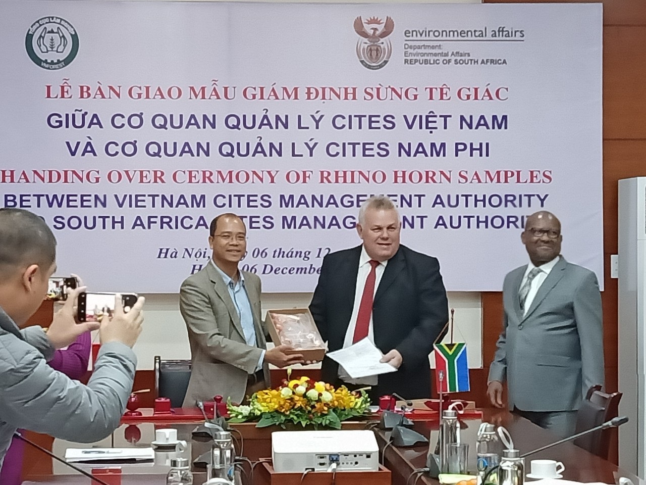 Lễ[-]bàn[-]giao[-]mẫu[-]vật[-]giám[-]định[-]sừng[-]tê[-]giác[-]bị[-]tịch[-]thu[-]tại[-]Việt[-]Nam[-]cho[-]đại[-]diện[-]Cơ[-]quan[-]quản[-]lý[-]CITES[-]Nam[-]Phi